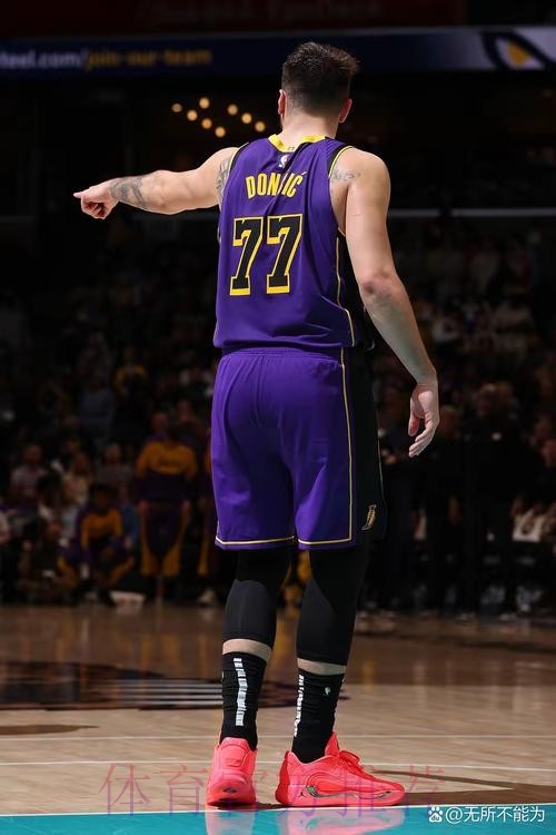 面对罗林斯 东契奇转身三分命中